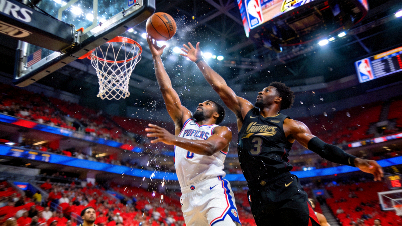 NBA总决赛第七场激战画面 - 篮球运动员空中对抗扣篮